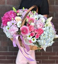 Композиция солнечный день в Кузнецке Цветочная композиция из Розы, Хризантемы, Пионы и Лизиантусы в корзине в Кузнецке
