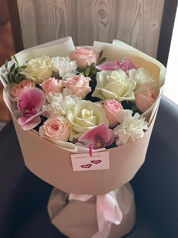 Букет цветов из: Орхидеи, Розы и Гвоздики в Кузнецке