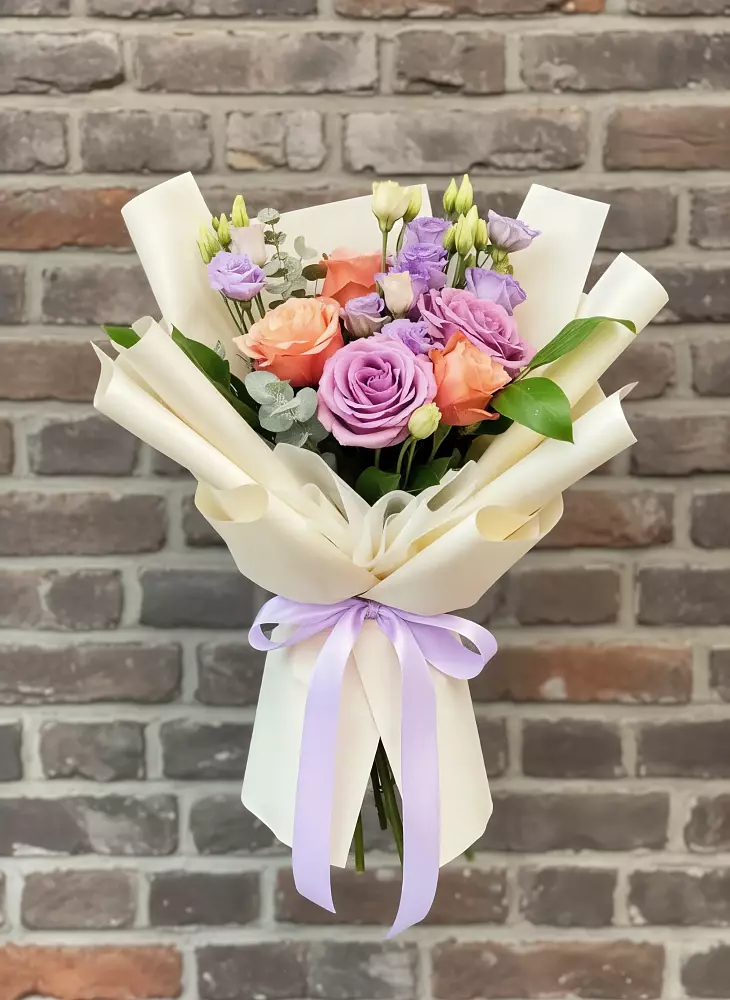 Букет цветов из: Лизиантусы и Розы в Кузнецке