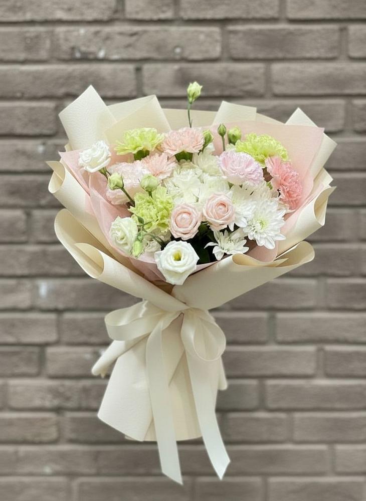 Букет цветов из: Гвоздики, Розы, Лизиантусы и Хризантемы в Кузнецке