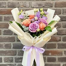 Букет цветов из:  Лизиантусы и Розы в Кузнецке