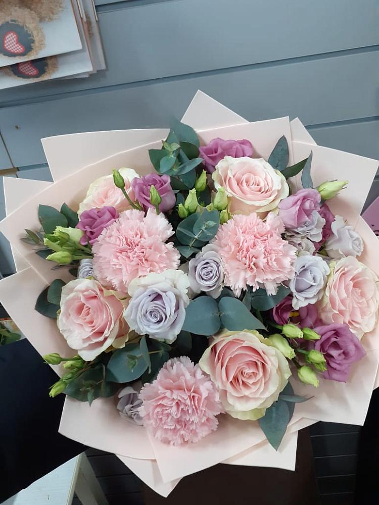 Букет цветов из: Розы, Гвоздики и Лизиантусы в Кузнецке