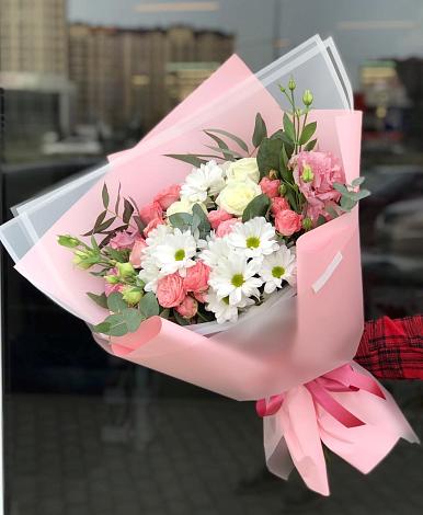Букет цветов из: Розы, Лизиантусы и Хризантемы в Кузнецке
