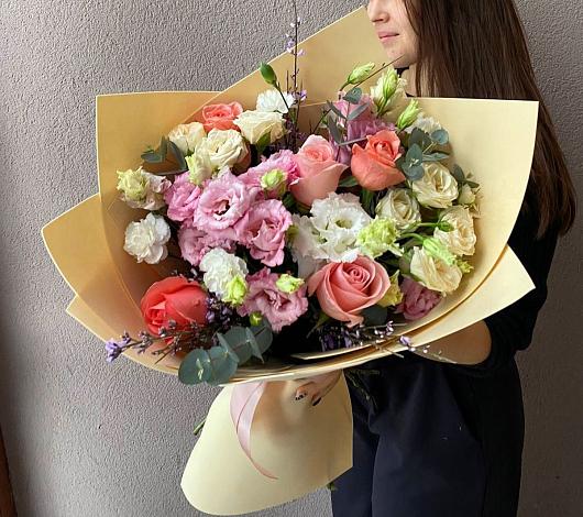 Букет цветов из: Розы, Лизиантусы и Гвоздики в Кузнецке