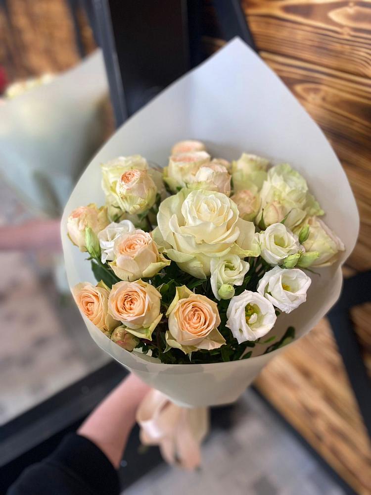 Букет цветов из: Розы и Лизиантусы в Кузнецке